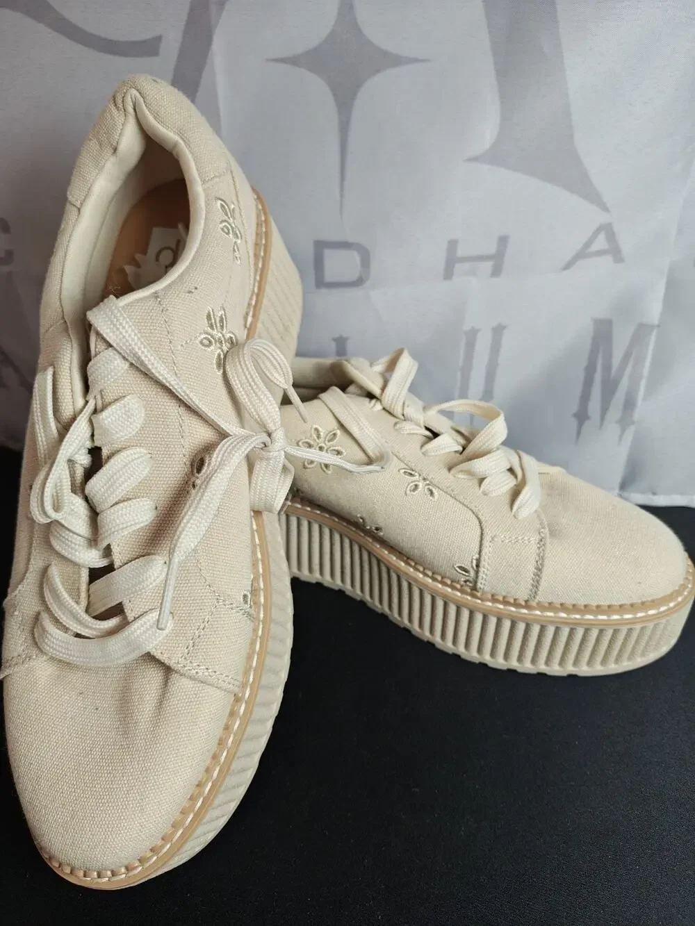 DOLCE VITA Women's 9 BRIN Lace-Up Floral Embroidered Platform Sneaker Beige New